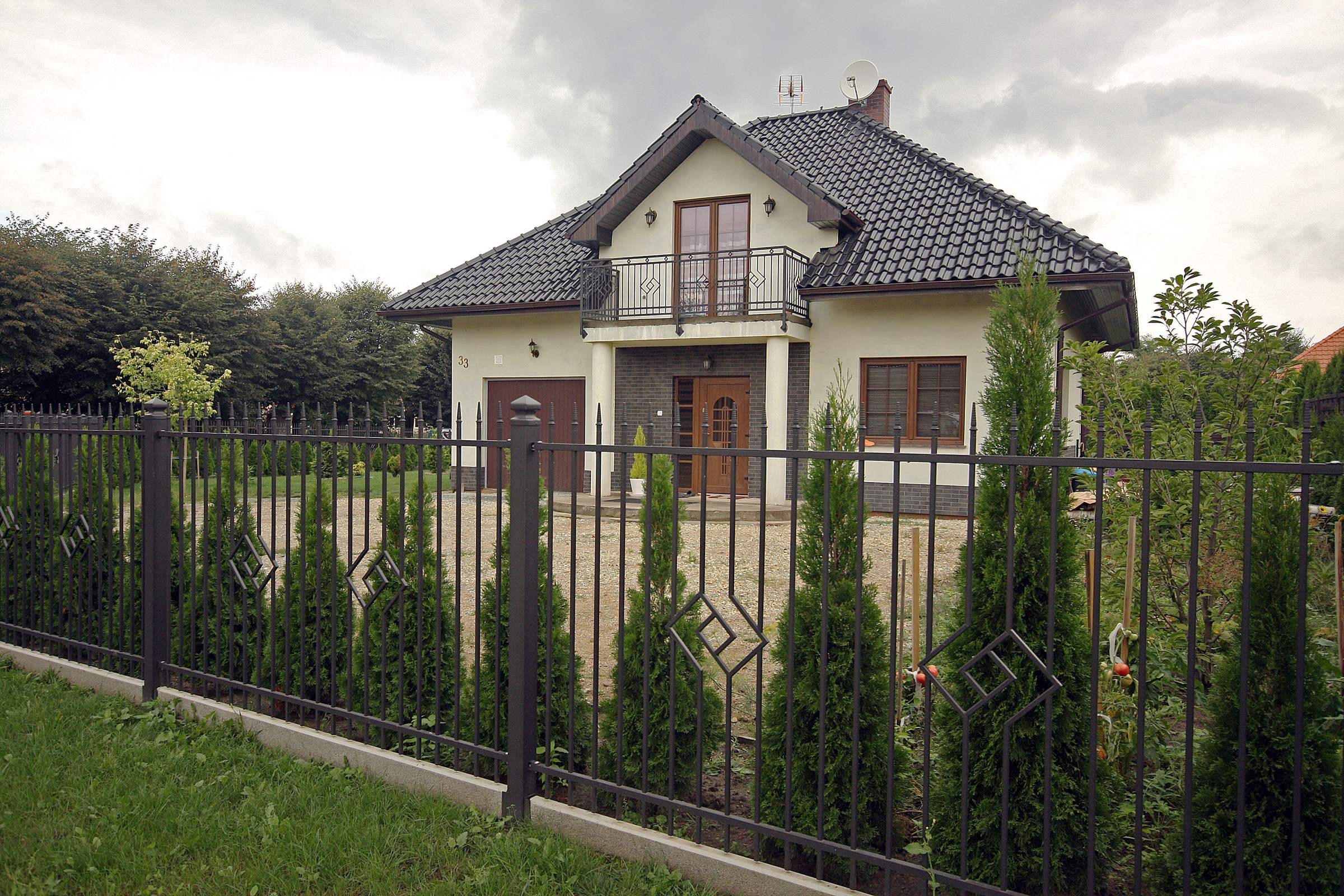 Premium-Zaun von Zaunonkel vor einer Villa